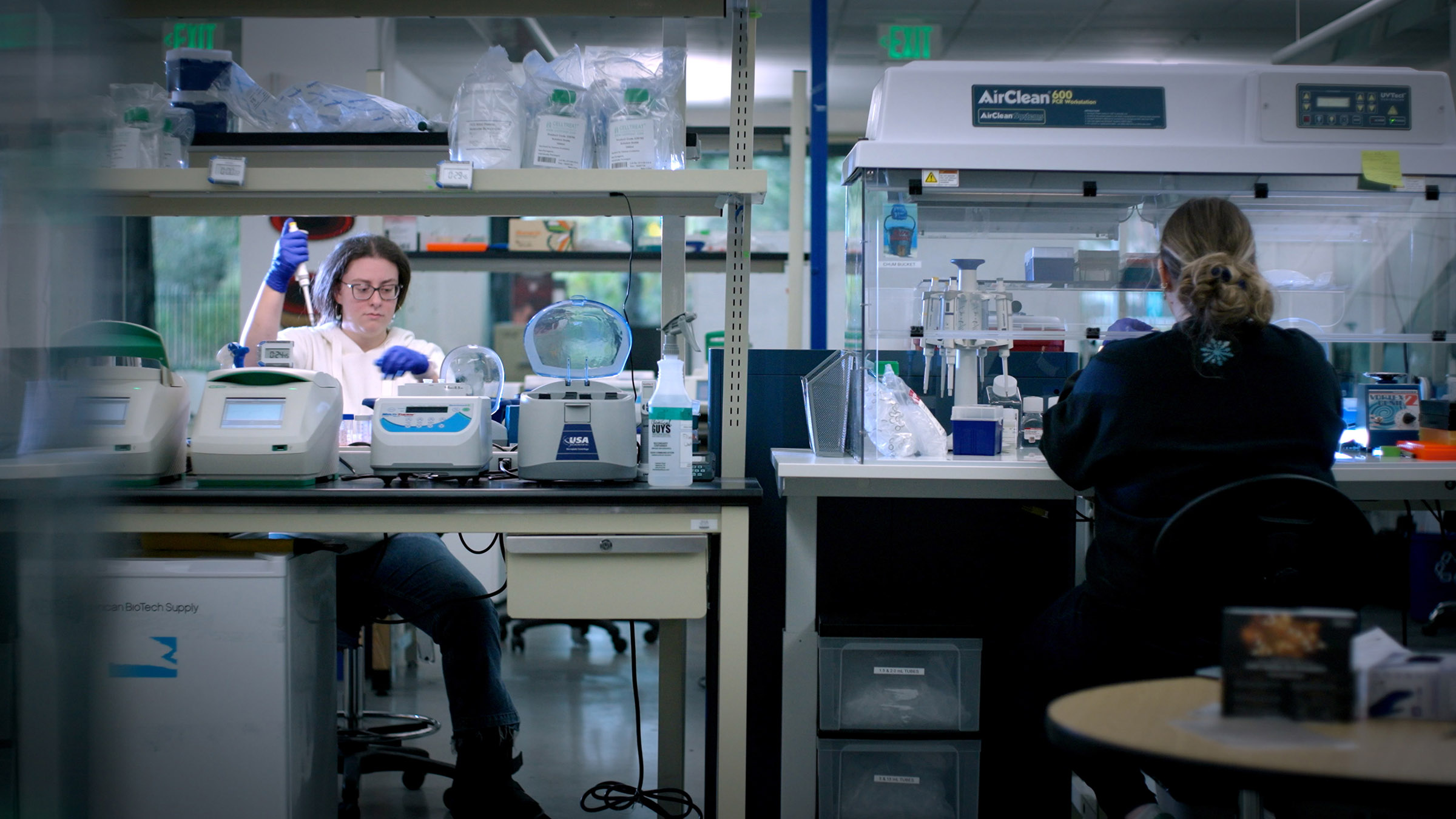 Scientists at Astrea Forensics attempt to extract DNA from a sample of Tyler Jane Doeâs... [Photo of the day - August 2025]