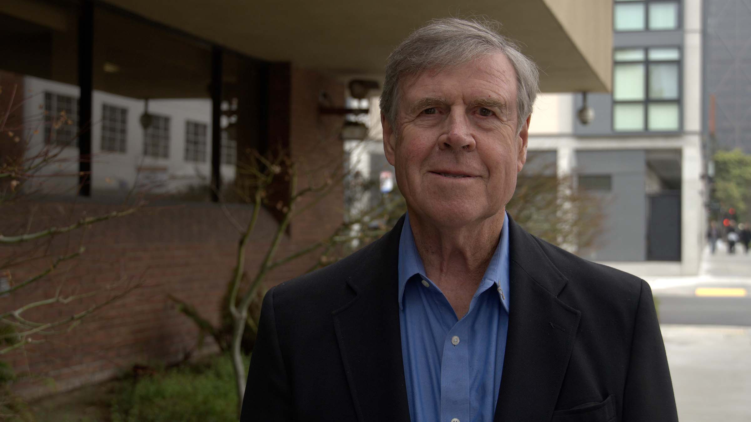 Former San Francisco Examiner reporter Tim Reiterman poses for a portrait during an interview... [Photo of the day - October 2025]