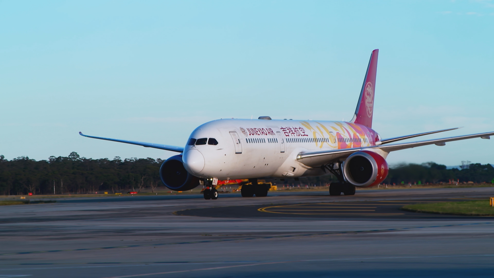 A Juneyao Airlines plane arriving at Melbourne Airport. [Photo of the day - November 2025]