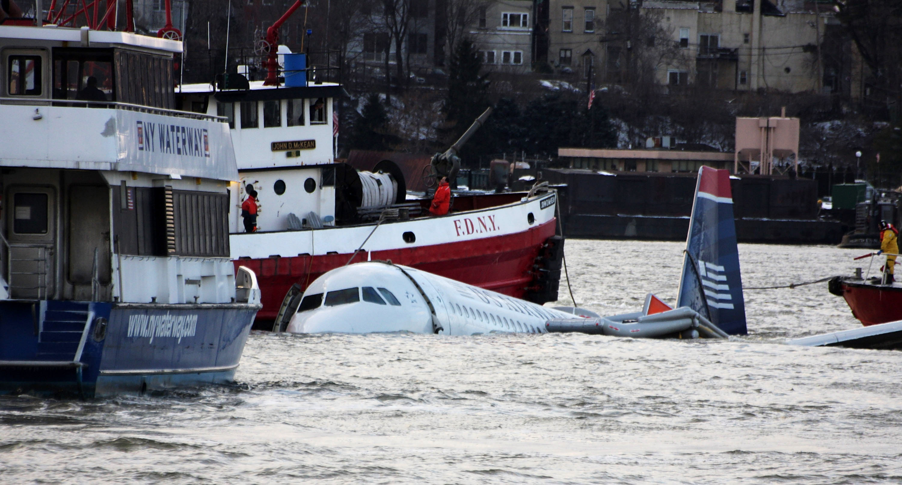 Rescue boats float next to a US Airways plane. [Photo of the day - December 2025]