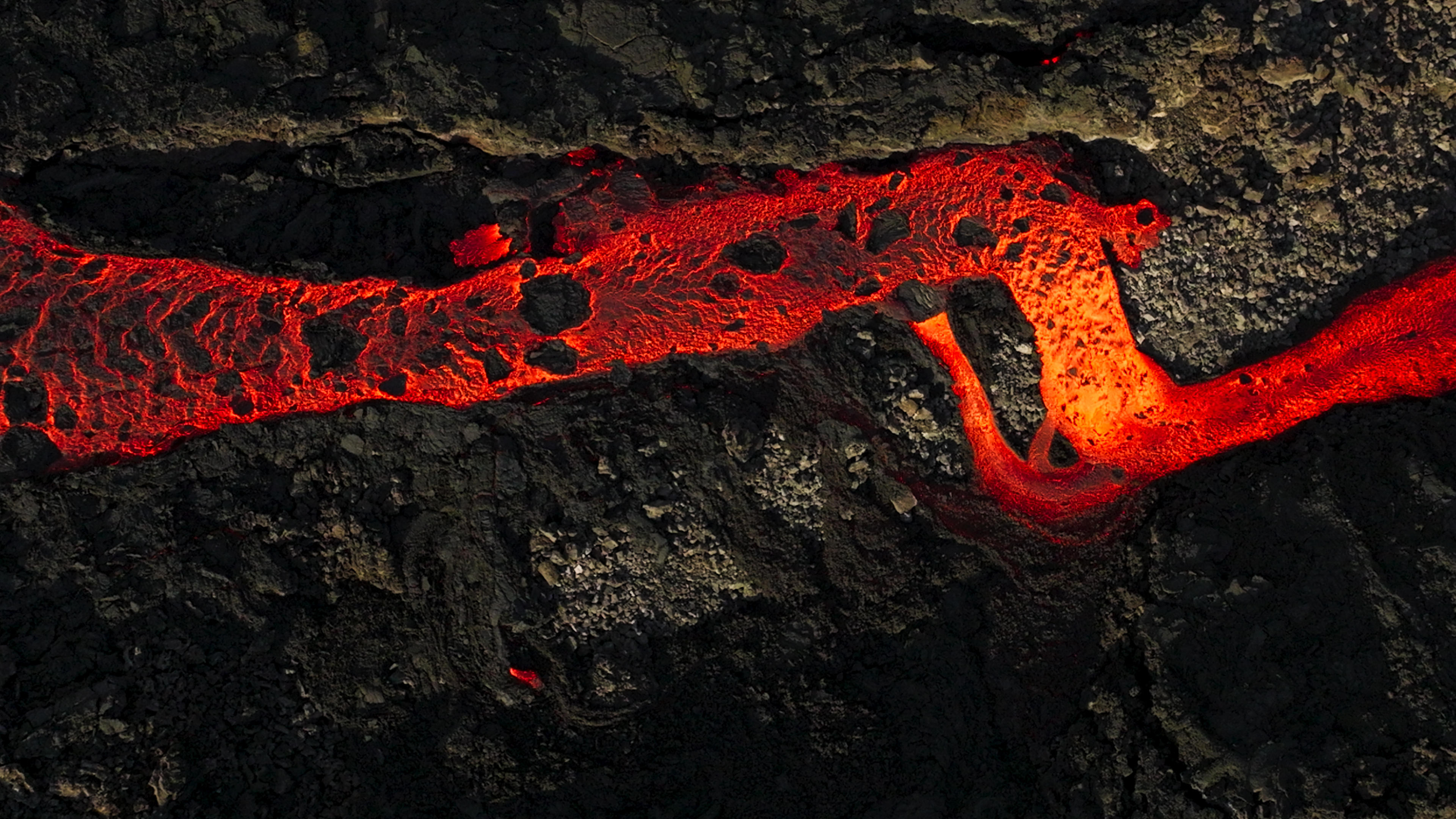 Iceland straddles two continental plates â the North American and the Eurasian â... [Photo of the day - December 2025]