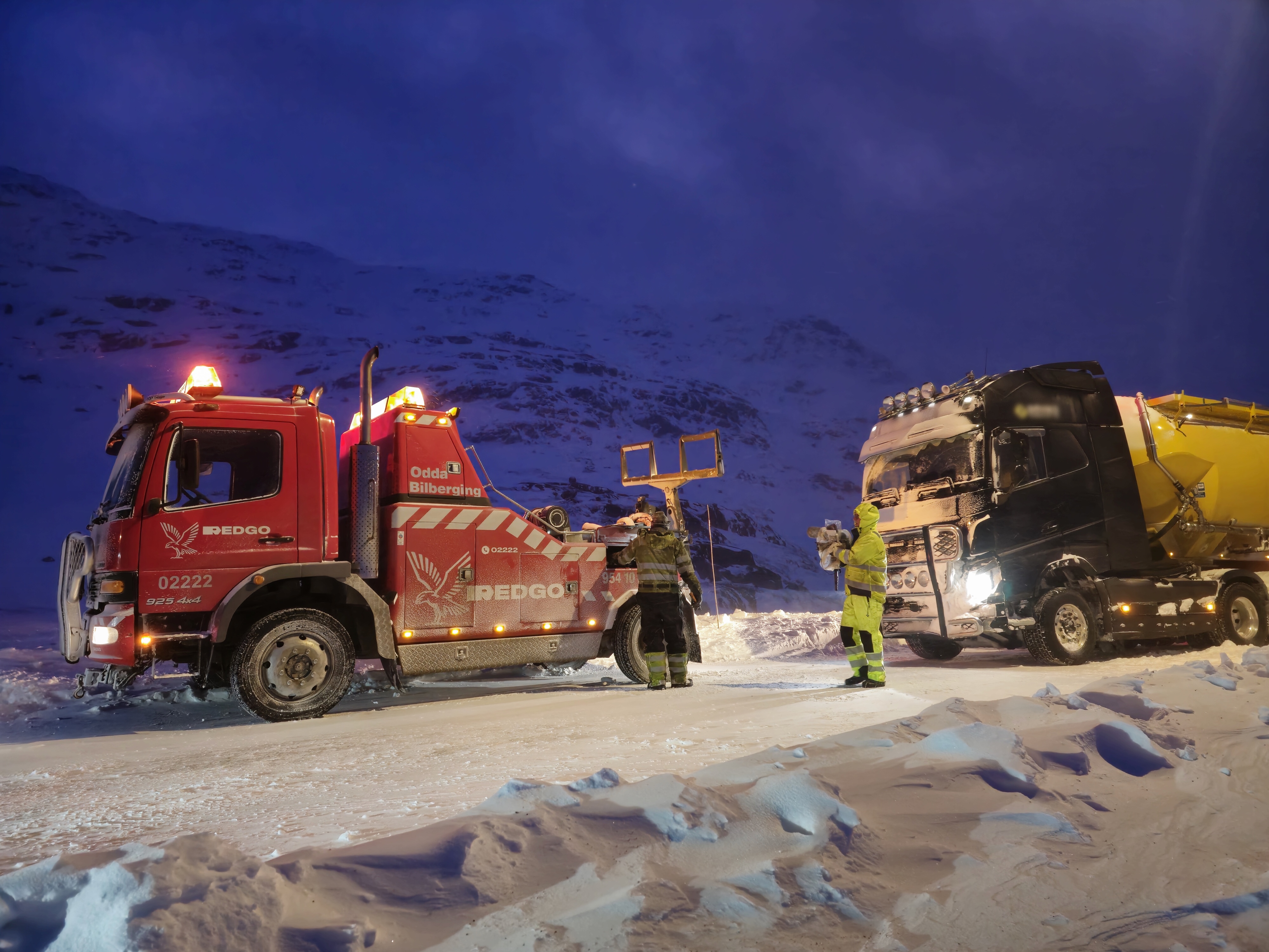 A driver drove off the road on Haukelifjell, now Thord and Eirik have to come to the rescue in... [Photo of the day - December 2025]