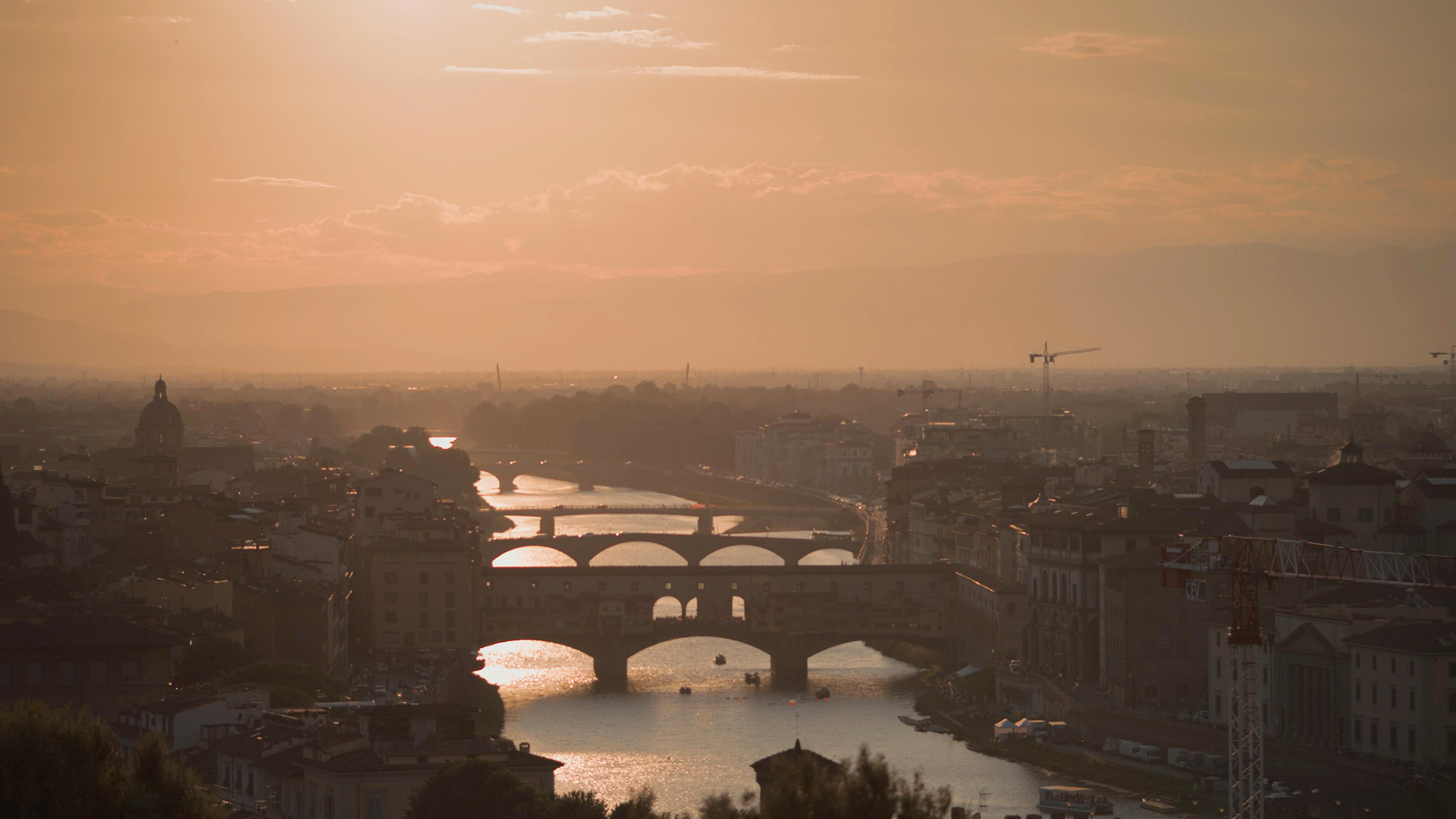 Scaenic aerial view of the sun setting over Florenceâs Arno River, casting a golden glow on... [Photo of the day - June 2026]