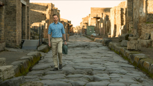 Tom Hiddleston walks through the... [Photo of the day - 10 OCTOBER 2026]